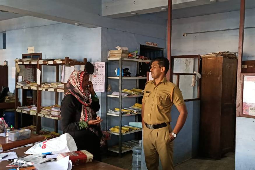 കൊണ്ടോട്ടിയിൽ 71 കാരി കഞ്ചാവ് കടത്ത് കേസിൽ എക്സൈസ് പിടിയിൽ. പാലക്കാട് ജില്ലയിൽ വടക്കുന്തറ, ചുണ്ണാമ്പുതറ വീട്ടിൽ നൂർജഹാൻ, തിരുരങ്ങാടി താലൂക്കിൽ വേങ്ങര വില്ലേജിൽ ചെളടയിൽ ദേശത്ത് പുത്തൻ പീടിയേക്കൽ മറ്റാനത്ത് വീട്ടിൽ കുട്ടിഹസ്സൻ മകൻ റാഫി എന്നിവരെ മലപ്പുറം എക്സൈസ് സംഘം ആണ് പിടികൂടിയത്. കൊണ്ടോട്ടിയിൽ 71 കാരി കഞ്ചാവ് കടത്ത് കേസിൽ എക്സൈസ് പിടിയിൽ. പാലക്കാട് ജില്ലയിൽ വടക്കുന്തറ, ചുണ്ണാമ്പുതറ വീട്ടിൽ നൂർജഹാൻ, തിരുരങ്ങാടി താലൂക്കിൽ വേങ്ങര വില്ലേജിൽ ചെളടയിൽ ദേശത്ത് പുത്തൻ പീടിയേക്കൽ മറ്റാനത്ത് വീട്ടിൽ കുട്ടിഹസ്സൻ മകൻ റാഫി എന്നിവരെ മലപ്പുറം എക്സൈസ് സംഘം ആണ് പിടികൂടിയത്.