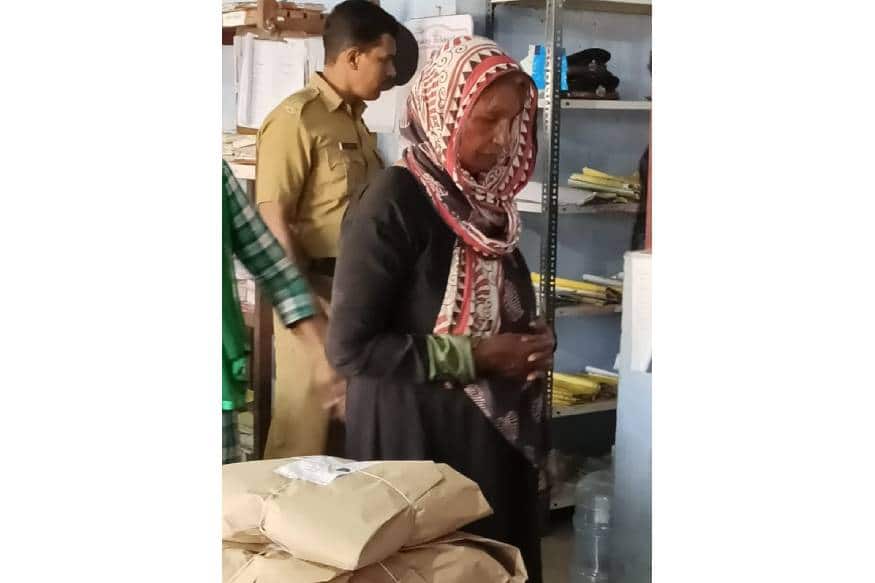 ഫറോക്ക് റെയിൽവെ സ്റ്റേഷനിൽ നിന്നും യാത്രക്കാരി എന്ന വ്യാജേന ഓട്ടോയിൽ കൊണ്ടുവരികയായിരുന്നു. ഇവർ നിരവധി കഞ്ചാവ് കേസുകളിൽ പ്രതി ആയിരുന്നു എന്ന് എക്സൈസ് പറയുന്നു. നൂർജഹാൻ കഞ്ചാവ് കൊണ്ട് വരും, റാഫി അത് വിതരണം ചെയ്യും, ഇതാണ് രീതി. ഫറോക്ക് റെയിൽവെ സ്റ്റേഷനിൽ നിന്നും യാത്രക്കാരി എന്ന വ്യാജേന ഓട്ടോയിൽ കൊണ്ടുവരികയായിരുന്നു. ഇവർ നിരവധി കഞ്ചാവ് കേസുകളിൽ പ്രതി ആയിരുന്നു എന്ന് എക്സൈസ് പറയുന്നു. നൂർജഹാൻ കഞ്ചാവ് കൊണ്ട് വരും, റാഫി അത് വിതരണം ചെയ്യും, ഇതാണ് രീതി.