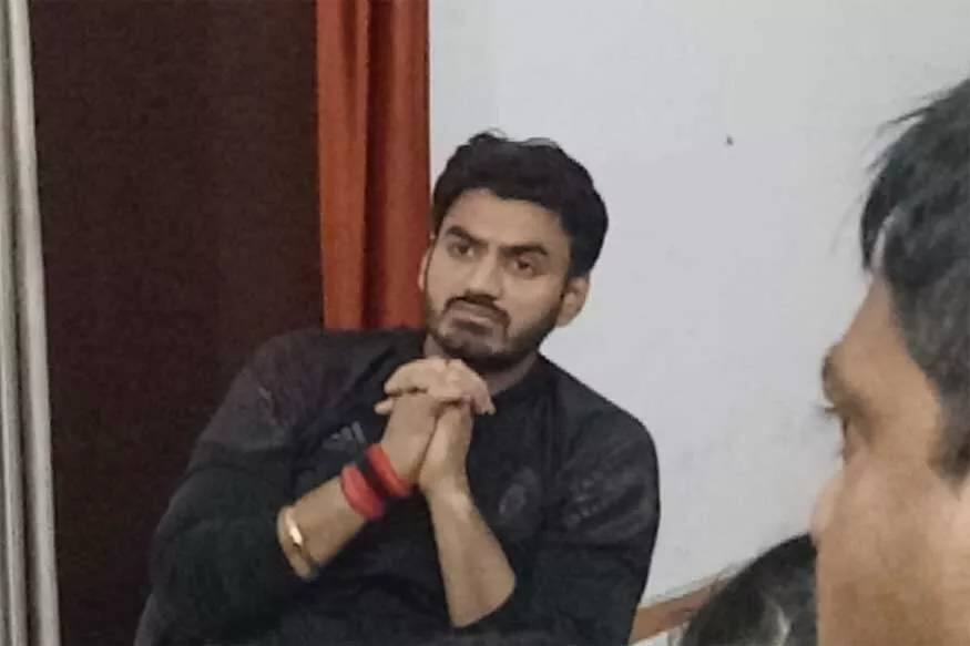 ഭാര്യയും കമുകിയും തമ്മിലുള്ള തർക്കം അടിപിടിയിൽ കലാശിച്ചതിനെ തുടർന്നാണ് സംഭവം പുറത്തറിഞ്ഞത്. താൻ ഒരു സാമൂഹിക പ്രവര്ത്തകയാണെന്നാണ് മാണ്ഡവി പൊലീസിനോട് പറഞ്ഞത്. തനിക്ക് ഉന്നത ബന്ധങ്ങൾ ഉണ്ടെന്നു പറഞ്ഞ മാണ്ഡവി പൊലീസുകാരെ ഭീഷണിപ്പെടുത്തുകയും ചെയ്തു. ഭാര്യയും കമുകിയും തമ്മിലുള്ള തർക്കം അടിപിടിയിൽ കലാശിച്ചതിനെ തുടർന്നാണ് സംഭവം പുറത്തറിഞ്ഞത്. താൻ ഒരു സാമൂഹിക പ്രവര്ത്തകയാണെന്നാണ് മാണ്ഡവി പൊലീസിനോട് പറഞ്ഞത്. തനിക്ക് ഉന്നത ബന്ധങ്ങൾ ഉണ്ടെന്നു പറഞ്ഞ മാണ്ഡവി പൊലീസുകാരെ ഭീഷണിപ്പെടുത്തുകയും ചെയ്തു.