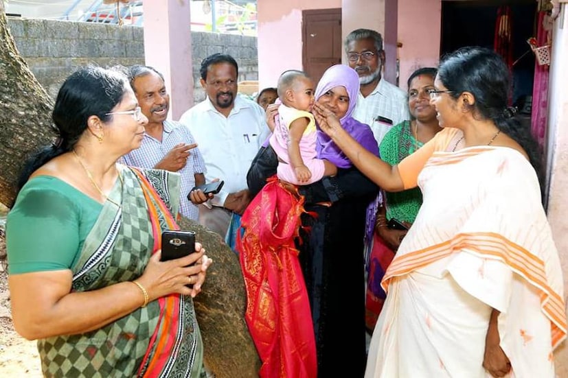  നാലു മാസം പ്രായമുള്ള മകൾ തമന്ന കരയുമ്പോൾ പാടിക്കൊടുക്കുന്നത്കാക്കേ കാക്കേ... കൂടെവിടെയും കൊമ്പുകുലുക്കും പശുവമ്മയുടെ പാട്ടും. 10 വർഷം മുൻപ് കേരളത്തിലെത്തിയ കുടുംബമാണ് റോമിയുടേത്. 