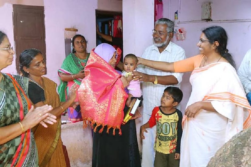  നാട്ടിലെ സാക്ഷരതാ പ്രവർത്തകരുടെ പ്രേരണയിലാണ് മലയാളത്തിന്റെ മാധുര്യമറിഞ്ഞത്. മയ്യനാട്ട് 298 മറുനാട്ടുകാർ സാക്ഷരതാ പരീക്ഷയെഴുതിയപ്പോൾ ഏക വനിതയും റോമിയായിരുന്നു. ഫലം വന്നപ്പോൾ നൂറിൽ നൂറ് മാർക്ക്.