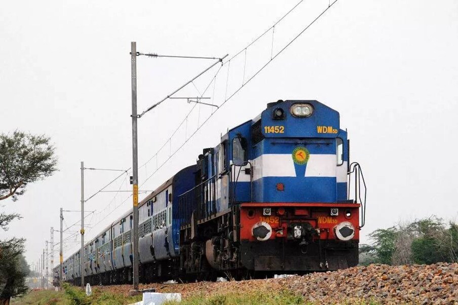  50 ദിവസത്തെ ഇടവേളയ്ക്ക് ശേഷം 15 നഗരങ്ങളെ ബന്ധിപ്പിക്കുന്ന പ്രത്യേക ട്രെയിനുകൾ റെയിൽ‌വേ ചൊവ്വാഴ്ച പുനരാരംഭിച്ചിട്ടുണ്ട്. ന്യൂഡൽഹിയിൽനിന്ന് വിവിധ സംസ്ഥാനങ്ങളിലെ പ്രമുഖ നഗരങ്ങളിലേക്കാണ് ഈ സ്പെഷ്യൽ സർവീസ്. ഇപ്പോൾ ഓടിക്കുന്ന സ്പെഷ്യൽ ട്രെയിനുകൾക്കായി മെയ് 22 മുതൽ പരിമിതമായ വെയിറ്റിംഗ് ലിസ്റ്റുകൾ അനുവദിക്കാനും റെയിൽവേ തീരുമാനിച്ചിട്ടുണ്ട്.