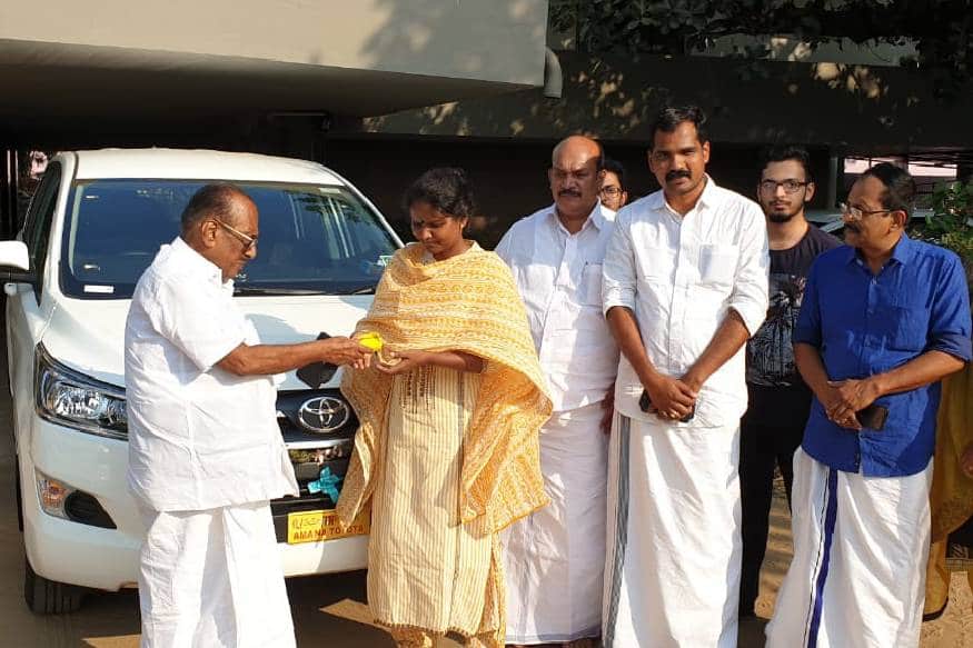 ചുവപ്പു കോട്ടയായി അറിയപ്പെട്ടിരുന്ന ആലത്തൂരിൽ അട്ടിമറി വിജയം നേടിയ രമ്യ ഹരിദാസ് ഒടുവിൽ വിവാദങ്ങൾക്കിട നൽകാതെ കാർ സ്വന്തമാക്കി. യൂത്ത് കോൺഗ്രസ് പ്രവർത്തകർ കാർവാങ്ങാൻ പണപ്പിരിവ് നടത്തിയതിനെ തുടർന്നുണ്ടായ കോലാഹലമൊന്നും മലയാളി മറന്നിട്ടില്ല. ചുവപ്പു കോട്ടയായി അറിയപ്പെട്ടിരുന്ന ആലത്തൂരിൽ അട്ടിമറി വിജയം നേടിയ രമ്യ ഹരിദാസ് ഒടുവിൽ വിവാദങ്ങൾക്കിട നൽകാതെ കാർ സ്വന്തമാക്കി. യൂത്ത് കോൺഗ്രസ് പ്രവർത്തകർ കാർവാങ്ങാൻ പണപ്പിരിവ് നടത്തിയതിനെ തുടർന്നുണ്ടായ കോലാഹലമൊന്നും മലയാളി മറന്നിട്ടില്ല.