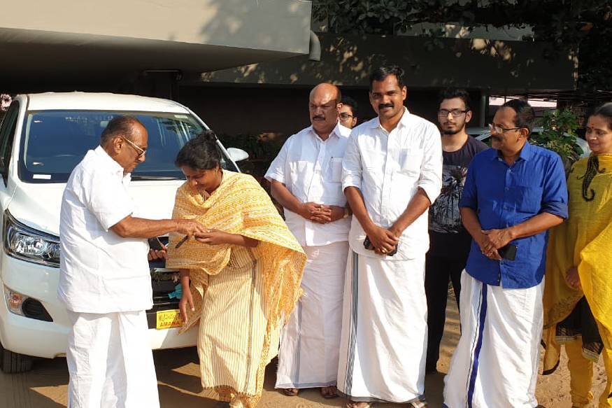 എം പി ക്ക് ശബളവും ആനുകൂല്യവും ഉള്ളപ്പോൾ കാർ വാങ്ങാൻ പണപ്പിരിവ് എന്തിനാണെന്ന് ചൂണ്ടിക്കാട്ടിയായിരുന്നു വിമർശനം . കെ.പി.സി.സി അധ്യക്ഷൻ മുല്ലപ്പള്ളി കൂടി കണ്ണുരുട്ടിയതോടെ പിരിച്ച പണം മടക്കി നൽകി യൂത്ത് കോൺഗ്രസുകാർ വിവാദം അവസാനിപ്പിക്കുകയായിരുന്നു. എം പി ക്ക് ശബളവും ആനുകൂല്യവും ഉള്ളപ്പോൾ കാർ വാങ്ങാൻ പണപ്പിരിവ് എന്തിനാണെന്ന് ചൂണ്ടിക്കാട്ടിയായിരുന്നു വിമർശനം . കെ.പി.സി.സി അധ്യക്ഷൻ മുല്ലപ്പള്ളി കൂടി കണ്ണുരുട്ടിയതോടെ പിരിച്ച പണം മടക്കി നൽകി യൂത്ത് കോൺഗ്രസുകാർ വിവാദം അവസാനിപ്പിക്കുകയായിരുന്നു.