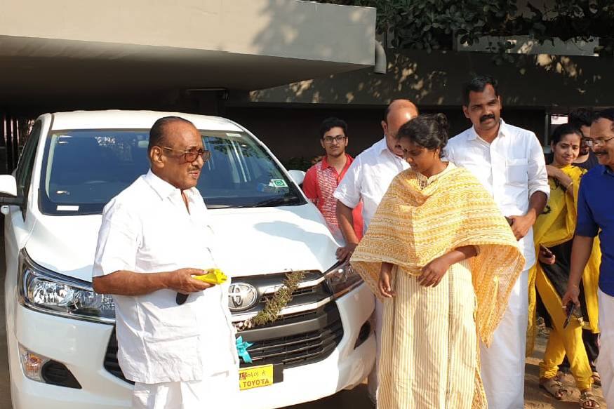 ഇതിനു പിന്നാലെയാണ് വിവാദങ്ങളൊന്നുമില്ലാതെ രമ്യ കാർ സ്വന്തമാക്കിയത്. ഇന്നോവ ക്രിസ്റ്റയാണ് എം.പിയുടെ വാഹനം. വായ്പ എടുത്താണ് വാഹനം വാങ്ങിയത്. മുൻ എം.പി വി.എസ് വിജയരാഘവൻ കാറിന്റെ താക്കോൽ കൈമാറി. 21 ലക്ഷത്തോളം വിലവരുന്ന വാഹനത്തിന് പ്രതിമാസം 43,000 രൂപ അടവുണ്ട്. യൂത്ത് കോൺഗ്രസ് നേതാവായിരുന്ന പാളയം പ്രദീപിന്റെ വാഹനമാണ് ഇതുവരെ രമ്യ ഉപയോഗിച്ചിരുന്നത്. ഇനിയുള്ള യാത്ര സ്വന്തം കാറിൽ. ഇതിനു പിന്നാലെയാണ് വിവാദങ്ങളൊന്നുമില്ലാതെ രമ്യ കാർ സ്വന്തമാക്കിയത്. ഇന്നോവ ക്രിസ്റ്റയാണ് എം.പിയുടെ വാഹനം. വായ്പ എടുത്താണ് വാഹനം വാങ്ങിയത്. മുൻ എം.പി വി.എസ് വിജയരാഘവൻ കാറിന്റെ താക്കോൽ കൈമാറി. 21 ലക്ഷത്തോളം വിലവരുന്ന വാഹനത്തിന് പ്രതിമാസം 43,000 രൂപ അടവുണ്ട്. യൂത്ത് കോൺഗ്രസ് നേതാവായിരുന്ന പാളയം പ്രദീപിന്റെ വാഹനമാണ് ഇതുവരെ രമ്യ ഉപയോഗിച്ചിരുന്നത്. ഇനിയുള്ള യാത്ര സ്വന്തം കാറിൽ.