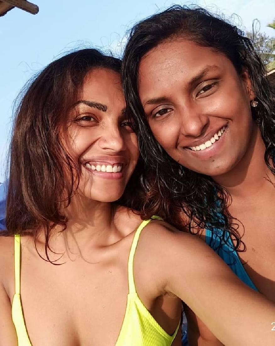  2017ലായിരുന്നു ഷാഹിൽ തിമ്പാടിയയുമായുള്ള ശ്രുതിയുടെ വിവാഹം. ചിത്രത്തിൽ ശ്രുതിയും സുഹൃത്തും