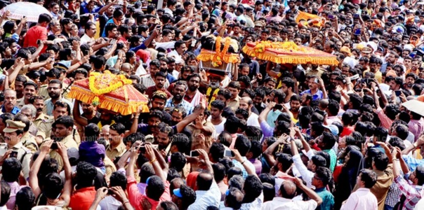 ന്യൂഡൽഹി: ശബരിമല തിരുവാഭരണം പന്തളം രാജകുടുംബം കൈവശം വയ്ക്കുന്നത് ചോദ്യം ചെയ്ത് സുപ്രീം കോടതി. കൊട്ടാരത്തിന് തിരുവാഭരണം കൈവശം വയ്ക്കാൻ അവകാശമില്ലെന്നും കോടതി വ്യക്തമാക്കി.   ന്യൂഡൽഹി: ശബരിമല തിരുവാഭരണം പന്തളം രാജകുടുംബം കൈവശം വയ്ക്കുന്നത് ചോദ്യം ചെയ്ത് സുപ്രീം കോടതി. കൊട്ടാരത്തിന് തിരുവാഭരണം കൈവശം വയ്ക്കാൻ അവകാശമില്ലെന്നും കോടതി വ്യക്തമാക്കി.