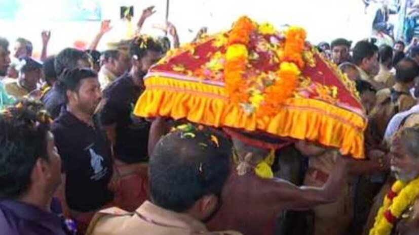  ശബരിമലയിൽ പുതിയ ഭരണ സംവിധാനം നടപ്പാക്കാൻ കൂടുതൽ സമയം വേണമെന്ന് സംസ്ഥാന സർക്കാർ കോടതിയെ അറിയിച്ചു. പുതിയ ഭരണ സംവിധാനത്തിനുള്ള നിയമ നിർമാണം നടത്താൻ നാലാഴ്ച സമയം കൂടി വേണം. നിയമം സംബന്ധിച്ച് അറ്റോർണി ജനറലിന്‍റെ അഭിപ്രായം തേടിയിട്ടുണ്ടെന്നും സർക്കാർ ബോധിപ്പിച്ചു. 