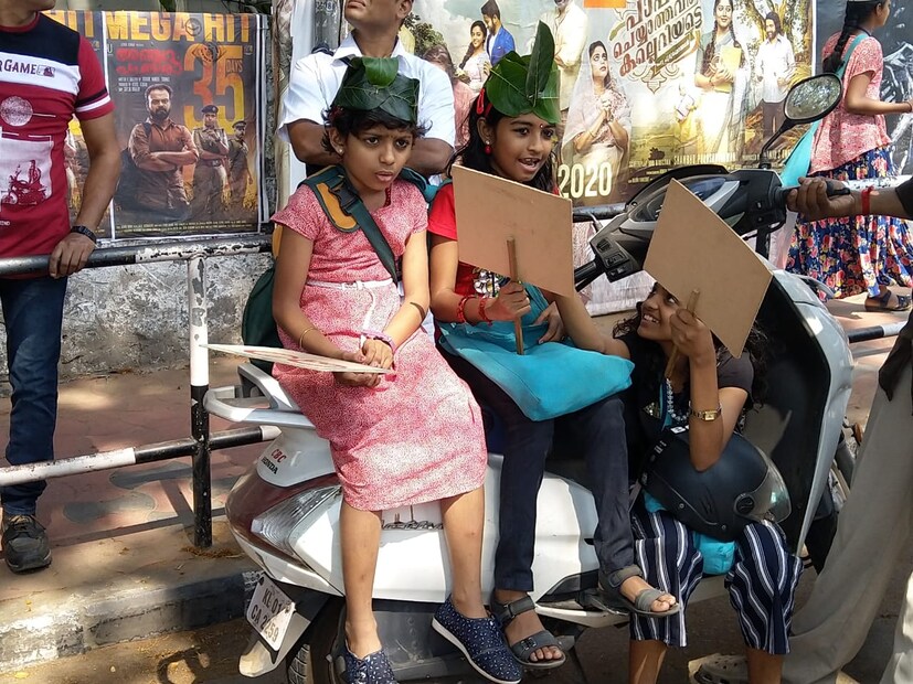  ബസ് സ്റ്റോപ്പിൽ എത്തി ബസുകളുടെ ബോർഡ് വായിക്കാനും അധ്യാപകർ കുട്ടികളെ പരിശീലിപ്പിച്ചു.