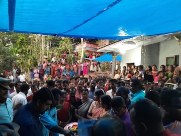 കണ്ണീരോടെ വിട; അന്തിമോപചാരം അർപ്പിക്കാനെത്തിയത് ആയിരങ്ങൾ; നാടിന്റെ വിങ്ങലായി ദേവനന്ദ