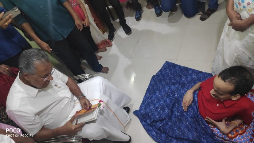   മണികണ്ഠൻ ഫെയ്സ് ബുക്ക് അക്കൗണ്ട് തുടങ്ങിയ കാലം മുതൽ പിണറായി വിജയനാണ് പ്രൊഫൈൽ പിക്ച്ചർ. വാട്സ് ആപ്പിലും പ്രൊഫൈൽ മുഖ്യമന്ത്രി തന്നെ.