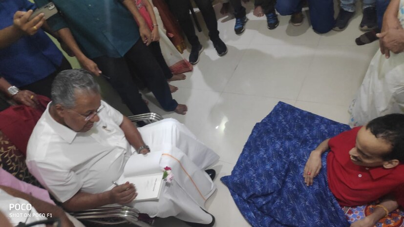  മണികണ്ഠന്റെ ആരാധന പാർട്ടിക്കാർ വഴി മുഖ്യമന്ത്രി അറിഞ്ഞു. അരുവിക്കര പഞ്ചായത്ത് വൈസ് പ്രസിഡന്റ് ബി ഷാജുവാണ് മണികണ്ഠന്റെ ആഗ്രഹത്തെക്കുറിച്ച് മുഖ്യമന്ത്രിയുടെ ഓഫീസിൽ അറിയിച്ചത്. അങ്ങനെ ഒടുവിൽ മണികണ്ഠനെ കാണാൻ മുഖ്യമന്ത്രി പിണറായി വിജയനെ നേരിട്ട് വീട്ടിലെത്തി.