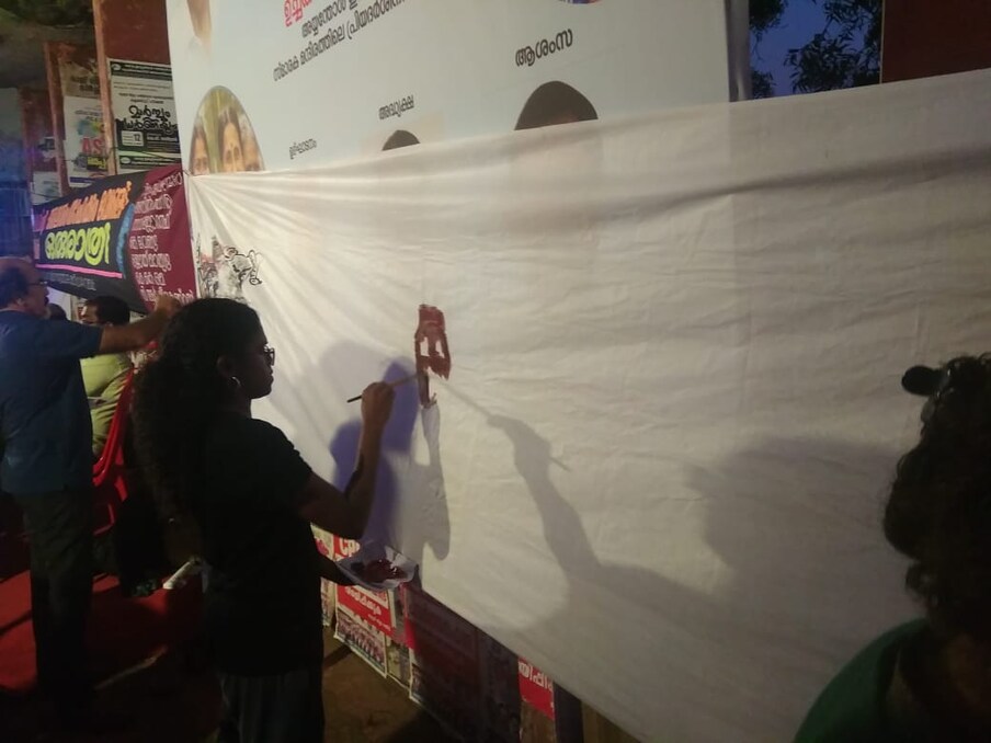  വിവിധ രംഗങ്ങളിലുള്ളവർ ചേർന്ന് തൃശ്ശൂർ കോർപ്പറേഷൻ ഓഫീസിന് മുന്നിൽ സംഘടിപ്പിച്ച അലനും താഹയ്ക്കും വേണ്ടി ഒരു രാത്രി പരിപാടി‌യിൽ നിന്ന്
