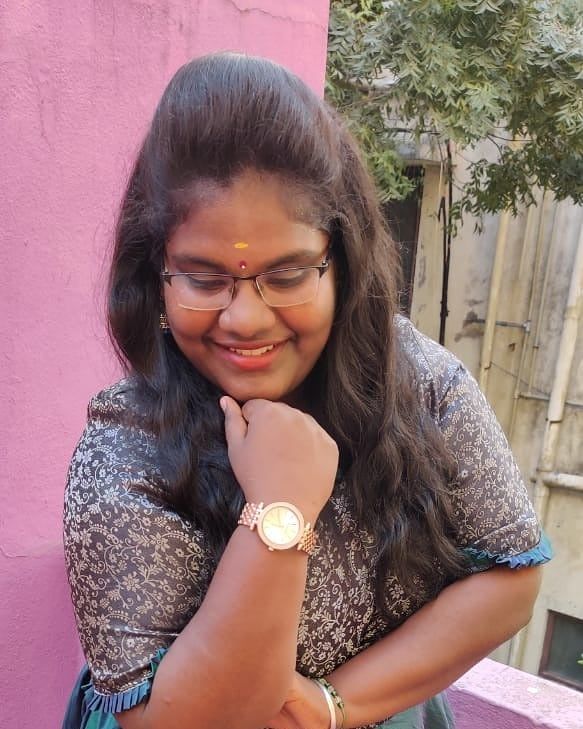  സിനിമയിൽ വിജയുടെ കഥാപാത്രം പാണ്ടിയമ്മയെ ഗുണ്ടമ്മ എന്ന് വിളിച്ചു കളിയാക്കുന്ന ഒരു സീനുണ്ട്. ഇത് തിയറ്ററുകളില്‍ പ്രേക്ഷകരില്‍ ഒന്നടങ്കം ചിരിയുണര്‍ത്തിയ രംഗമായിരുന്നു.