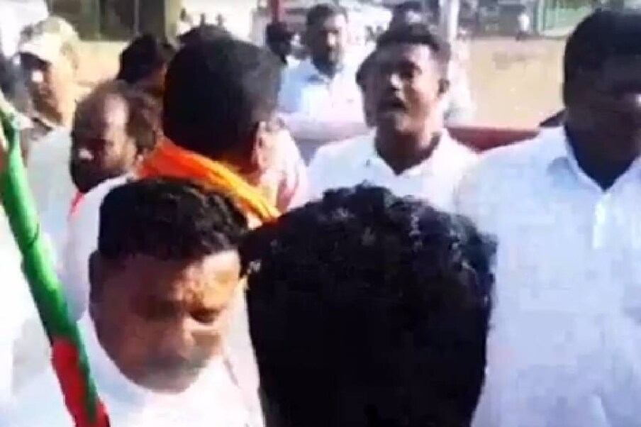  ലോകേഷ് കനകരാജിന്റെ മാസ്റ്റര്‍ സിനിമയുടെ ചിത്രീകരണ സെറ്റിൽ വിജയ് വെള്ളിയാഴ്ച എത്തിയിരുന്നു. തൊട്ടുപിന്നാലെ പ്രതിഷേധവുമായി ബി.ജെ.പി രംഗത്തെത്തി.