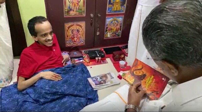  മണികണ്ഠന്റെ വർഷങ്ങളുടെ കാത്തിരിപ്പാണ് ഇതോടെ അവസാനിച്ചത്.<br />മണികണ്ഠന് മുഖ്യമന്ത്രി ഒരു പുസ്കവും സമ്മാനിച്ച മുഖ്യമന്ത്രി പത്ത് മിനിട്ടോളം മണികണ്ഠനൊപ്പം ചെലവഴിച്ചു.