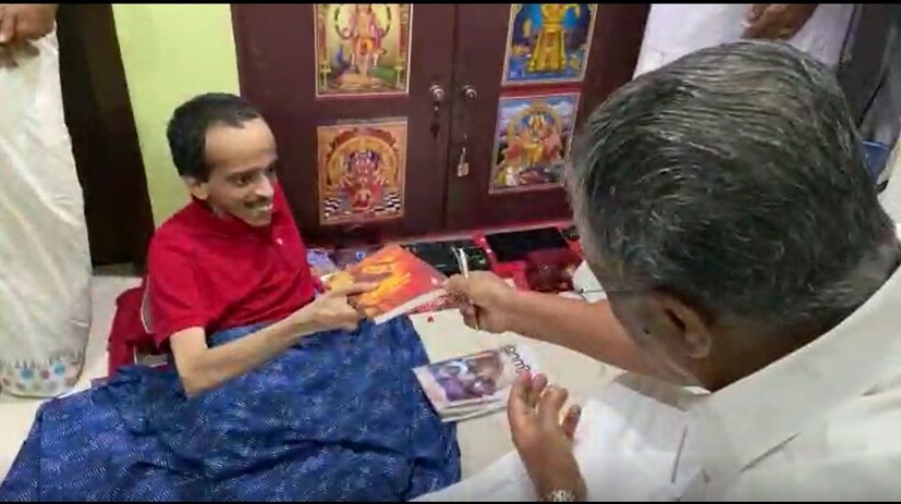  നടക്കാൻ കഴിയാത്തതിനാൽ മണികണ്ഠൻ സ്കൂളിൽ പോയിട്ടില്ല. എന്നാൽ സ്വന്തം പ്രയത്നം കൊണ്ട് അക്ഷരങ്ങൾ പഠിച്ച് വായന ശീലമാക്കി. സോഷ്യൽ മീഡിയയിൽ സജീവമാണ് മണികണ്ഠൻ.