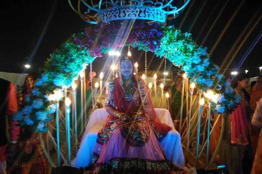  വഡോദരയിൽ നിന്നുമുള്ള പൂർവജിത് സിങ്ങുമായി വിവാഹം ഉറപ്പിച്ചപ്പോൾ തന്നെ തനിക്ക് വിലകൂടിയ വിവാഹ സമ്മാനങ്ങൾ ഒന്നും വേണ്ടെന്നും പുസ്തകങ്ങൾ മതിയെന്നും മകൾ പറഞ്ഞു. മകളുടെ ഇഷ്‌ട പുസ്തകങ്ങളുടെ പട്ടിക തയാറാക്കി അടുത്ത ആറ് മാസക്കാലം ഡൽഹി, കാശി, ബെംഗളൂരു തുടങ്ങിയ ഇടങ്ങളിൽ ഹർദേവ് സിംഗ് യാത്ര ചെയ്തു