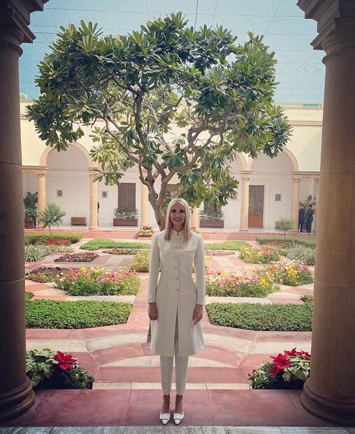  ഇപ്പോഴിതാ, രാഷ്ട്രപതി ഭവനിൽ നടന്ന ചടങ്ങിൽ ഇവാങ്ക ട്രംപ് ധരിച്ച വെള്ള നിറത്തിലുള്ള ഷെർവാണിയിലാണ് ചർച്ച.