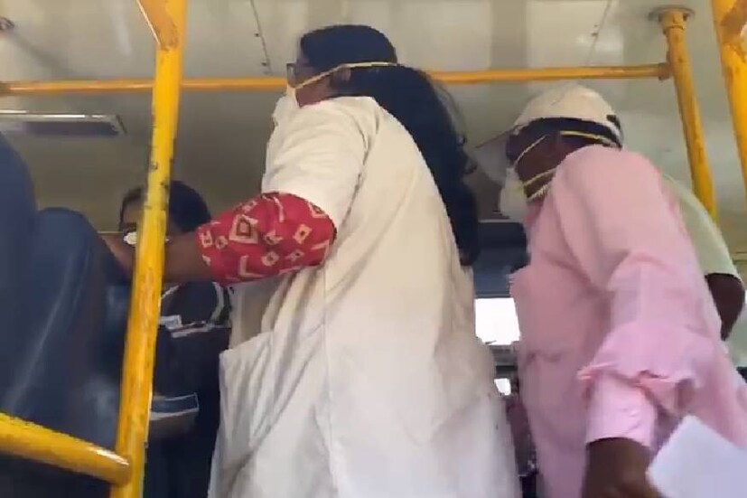  അതിര്‍ത്തി പ്രദേശത്തെ ആശുപത്രികളില്‍ പ്രത്യേക വാര്‍ഡുകളും തുറന്നു. ദക്ഷിണ കന്നഡ, കൊടക്, ചാമരാജ് നഗര്‍, മൈസൂരു എന്നീ ജില്ലകളിലെ കേരളാ അതിര്‍ത്തി ചെക്‌പോസ്റ്റുകളിലാണ് ചൊവ്വാഴ്ച മുതല്‍ പരിശോധന നടത്തുന്നത്.