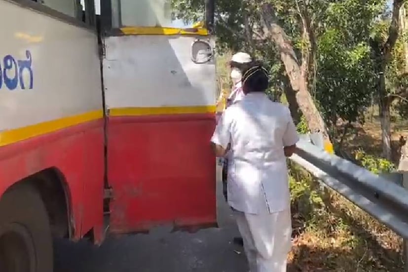  നോണ്‍ കോണ്‍ടാക്ട് ഇന്‍ഫ്രാറെഡ് തെര്‍മോമീറ്റര്‍ ഉപയോഗിച്ചാണ് യാത്രക്കാര്‍ക്ക് പനിയുണ്ടോയെന്ന് പരിശോധിക്കുന്നത്. പനിയോ മറ്റ് ലക്ഷണങ്ങളോ കാണുന്നവരോട് ഏറ്റവും അടുത്ത ആശുപത്രിയില്‍ ചികിത്സ തേടണമെന്ന് ആരോഗ്യ സംഘം നിര്‍ദ്ദേശിക്കുന്നുണ്ട്.