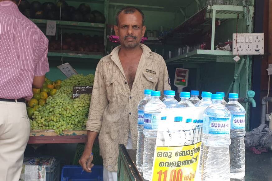 പാലക്കാട്: സംസ്ഥാനത്ത് കുപ്പിവെള്ളം 13 രൂപയ്ക്ക് വിൽക്കണമെന്ന സർക്കാർ നിർദ്ദേശത്തോട് സമ്മിശ്ര പ്രതികരണവുമായി നിൽക്കുകയാണ് വ്യാപാരികൾ. കമ്പനികൾ വില കുറച്ചാലേ ഞങ്ങൾക്കും കുറയ്ക്കാനാവൂ എന്നാണ് ഇവരുടെ നിലപാട്. എന്നാൽ വർഷങ്ങളായി കുപ്പിവെള്ളം 11 രൂപക്ക് വിറ്റ് മാതൃകയാവുകയാണ് പാലക്കാട് ജിബി റോഡിലുള്ള റോയൽ ഫ്രൂട്ട്സ് ഉടമ ഷൺമുഖൻ. പാലക്കാട്: സംസ്ഥാനത്ത് കുപ്പിവെള്ളം 13 രൂപയ്ക്ക് വിൽക്കണമെന്ന സർക്കാർ നിർദ്ദേശത്തോട് സമ്മിശ്ര പ്രതികരണവുമായി നിൽക്കുകയാണ് വ്യാപാരികൾ. കമ്പനികൾ വില കുറച്ചാലേ ഞങ്ങൾക്കും കുറയ്ക്കാനാവൂ എന്നാണ് ഇവരുടെ നിലപാട്. എന്നാൽ വർഷങ്ങളായി കുപ്പിവെള്ളം 11 രൂപക്ക് വിറ്റ് മാതൃകയാവുകയാണ് പാലക്കാട് ജിബി റോഡിലുള്ള റോയൽ ഫ്രൂട്ട്സ് ഉടമ ഷൺമുഖൻ.