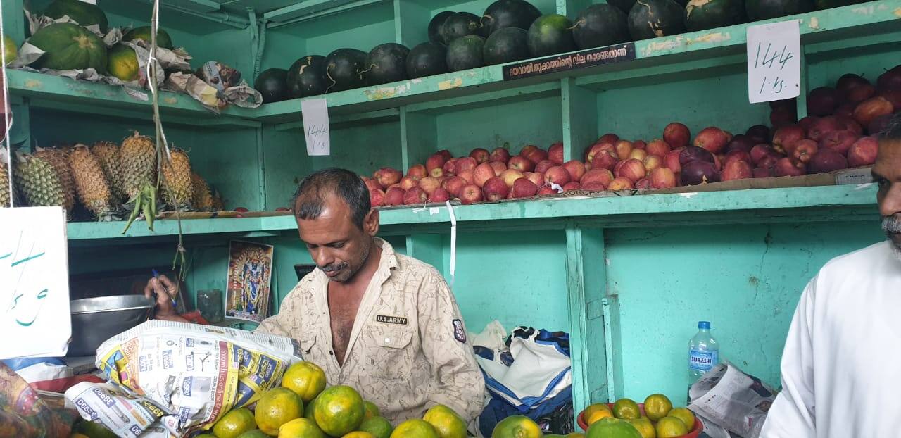മറ്റുകടക്കാർ 20 രൂപയ്ക്ക് കുപ്പിവെള്ളം വിറ്റ് അമിത ലാഭം കൊയ്യുമ്പോഴാണ് തനിക്ക് കുടിവെള്ളം വിറ്റ് അമിത ലാഭം വേണ്ടെന്ന നിലപാടുമായി ഷൺമുഖൻ വില കുറച്ച് കുപ്പി വെള്ളം വിൽക്കുന്നത്. ആദ്യം പത്തു രൂപയ്ക്കാണ് കുപ്പിവെള്ളം വിറ്റിരുന്നത് പിന്നീടാണ് പതിനൊന്ന് രൂപയായത്. മറ്റുകടക്കാർ 20 രൂപയ്ക്ക് കുപ്പിവെള്ളം വിറ്റ് അമിത ലാഭം കൊയ്യുമ്പോഴാണ് തനിക്ക് കുടിവെള്ളം വിറ്റ് അമിത ലാഭം വേണ്ടെന്ന നിലപാടുമായി ഷൺമുഖൻ വില കുറച്ച് കുപ്പി വെള്ളം വിൽക്കുന്നത്. ആദ്യം പത്തു രൂപയ്ക്കാണ് കുപ്പിവെള്ളം വിറ്റിരുന്നത് പിന്നീടാണ് പതിനൊന്ന് രൂപയായത്.