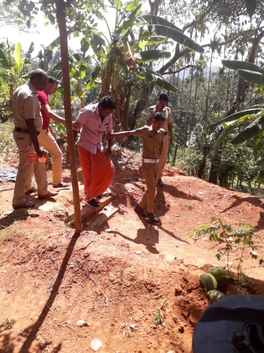  വീഡിയോ സോഷ്യൽ മീഡിയയിൽ പ്രചരിച്ചതോടെ വൻതോതിൽ പ്രതിഷേധം ഉയർന്നു. ഇയാൾക്കെതിരെ ഡിവൈഎഫ്ഐ അട്ടപ്പാടി മുക്കാലി മേഖലാ കമ്മറ്റി ഇന്നലെ പരാതി നൽകി. ഇതോടെ അഗളി പൊലീസ് കേസെടുത്ത് അറസ്റ്റ് ചെയ്യുകയായിരുന്നു.