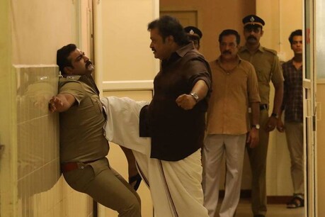 കാവലിലെ മുട്ടുകാല് കേറ്റിയുള്ള ആ ചവിട്ട് ഓർമിപ്പിക്കുന്നതെന്ത്? സുരേഷ് ഗോപി പറയുന്നു, വെയ്റ്റ്! കാവലിലെ മുട്ടുകാല് കേറ്റിയുള്ള ആ ചവിട്ട് ഓർമിപ്പിക്കുന്നതെന്ത്? സുരേഷ് ഗോപി പറയുന്നു, വെയ്റ്റ്!