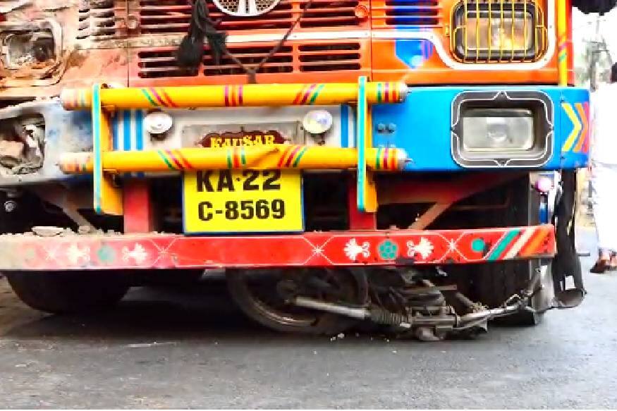 തൃശൂർ: ദേശീയപാത 66 വലപ്പാട് കുരിശുപള്ളിയിൽ ചരക്ക് ലോറി ബൈക്കിലിടിച്ച് തമിഴ്നാട് സ്വദേശികളായ ദമ്പതികൾ മരിച്ചു. തൃശൂർ: ദേശീയപാത 66 വലപ്പാട് കുരിശുപള്ളിയിൽ ചരക്ക് ലോറി ബൈക്കിലിടിച്ച് തമിഴ്നാട് സ്വദേശികളായ ദമ്പതികൾ മരിച്ചു.