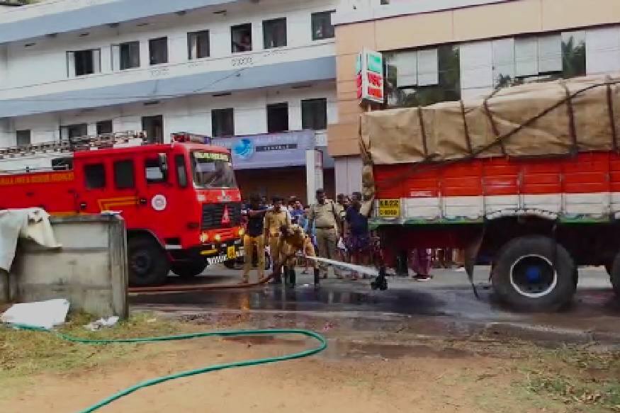 മൃതദേഹം വലപ്പാട് ആശുപത്രി മോർച്ചറിയിലേക്ക് മാറ്റി. ശനിയാഴ്ച്ച പുലർച്ചെ 6 മണിയോടെയായിരുന്നു അപകടം. മൃതദേഹം വലപ്പാട് ആശുപത്രി മോർച്ചറിയിലേക്ക് മാറ്റി. ശനിയാഴ്ച്ച പുലർച്ചെ 6 മണിയോടെയായിരുന്നു അപകടം.