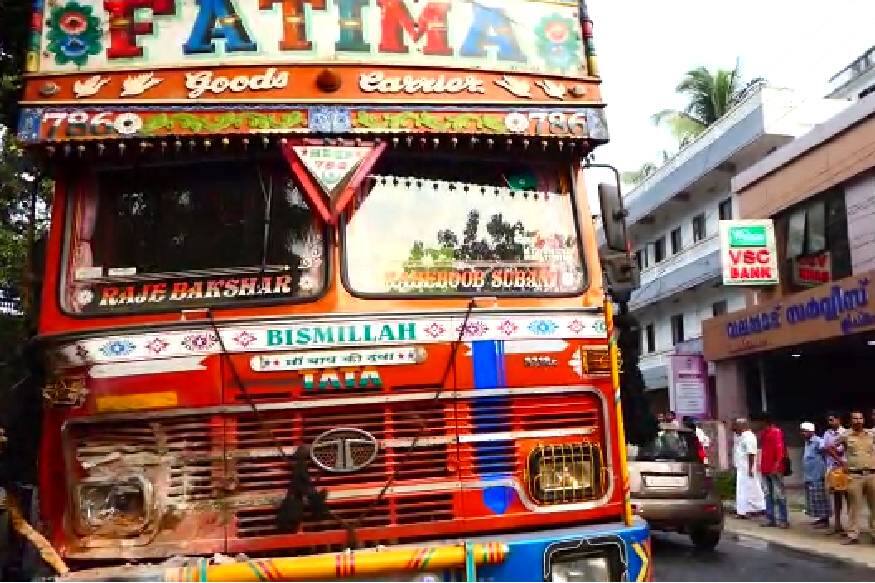 ദമ്പതികളുടെ ദേഹത്ത് കൂടെ ലോറി കയറിയിറങ്ങിയ നിലയിലായിരുന്നു. ഇവർ സംഭവസ്ഥലത്ത് വെച്ച് തന്നെ മരണപ്പെട്ടു. ദമ്പതികളുടെ ദേഹത്ത് കൂടെ ലോറി കയറിയിറങ്ങിയ നിലയിലായിരുന്നു. ഇവർ സംഭവസ്ഥലത്ത് വെച്ച് തന്നെ മരണപ്പെട്ടു.
