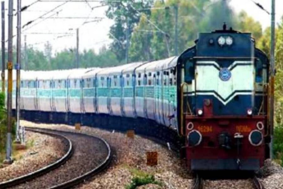  തിരുവനന്തപുരം: ഹരിപ്പാടിനും അമ്പലപ്പുഴയ്ക്കും ഇടയിൽ പാത ഇരട്ടിപ്പിക്കൽ ജോലികൾ നടക്കുന്നതിനാൽ സംസ്ഥാനത്തെ ചില ട്രെയിനുകൾ റദ്ദാക്കി റെയിൽവെ. ആലപ്പുഴ വഴിയുള്ള നാല് മെമു ട്രെയിനുകൾ 11 മുതൽ 14 വരെ പൂർണമായും റദ്ദാക്കി. കൊല്ലം -എറണാകുളം മെമു(66302), എറണാകുളം -കൊല്ലം മെമു(66303), എറണാകളും -കായംകുളം(66315), കായംകുളം-എറണാകുളം മെമു(66316) എന്നിവയാണ് റദ്ദാക്കിയത്.