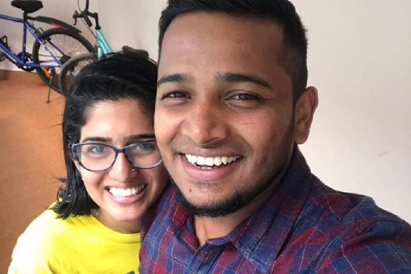 2019 ഡിസംബർ 12ന് ഭാര്യ എലിസബത്തിനൊപ്പം സംവിധായകൻ ബേസിൽ ജോസഫ് പകർത്തിയ ചിത്രമാണിത്. മിന്നൽ മുരളിയെന്ന തന്റെ രണ്ടാമത് സംവിധാന സംരംഭത്തിന് പുറപ്പെടും മുൻപ് ഭാര്യക്കൊപ്പം പകർത്തിയതാണീ സെൽഫി. പിന്നെ ബേസിൽ വീട്ടിൽ മടങ്ങിയെത്തിയത് നീണ്ട 80 ദിവസങ്ങൾക്ക് ശേഷം  2019 ഡിസംബർ 12ന് ഭാര്യ എലിസബത്തിനൊപ്പം സംവിധായകൻ ബേസിൽ ജോസഫ് പകർത്തിയ ചിത്രമാണിത്. മിന്നൽ മുരളിയെന്ന തന്റെ രണ്ടാമത് സംവിധാന സംരംഭത്തിന് പുറപ്പെടും മുൻപ് ഭാര്യക്കൊപ്പം പകർത്തിയതാണീ സെൽഫി. പിന്നെ ബേസിൽ വീട്ടിൽ മടങ്ങിയെത്തിയത് നീണ്ട 80 ദിവസങ്ങൾക്ക് ശേഷം