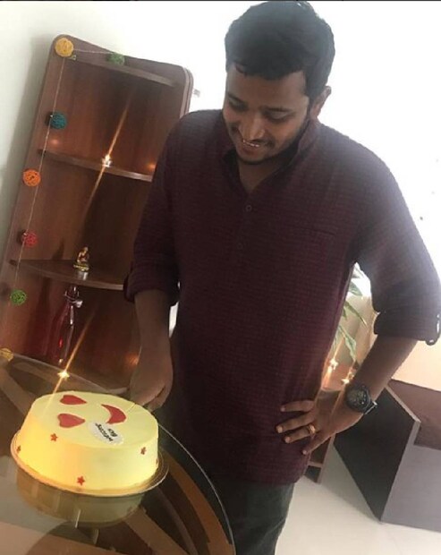  എന്തായാലും ചിത്രീകരണത്തിന്റെ ആദ്യ ഘട്ടം കഴിഞ്ഞ് മടങ്ങിയെത്തിയ ഭർത്താവ് ബേസിലിനെ ഭാര്യ സ്വീകരിച്ചത് ഈ സർപ്രൈസ് കേക്ക് നൽകിയാണ്