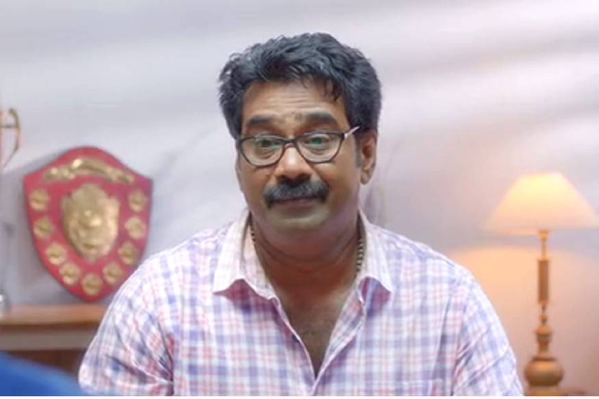 അന്ന് മകന് വേണ്ടി ഇംഗ്ലീഷ് മീഡിയം സ്കൂളിൽ അഡ്മിഷൻ എടുക്കാൻ പോയ അരവിന്ദൻ എന്ന കഥാപാത്രം താൻ പഠിച്ച സ്കൂളിന്റെ പേര് ചോദിക്കുമ്പോൾ ആനപ്പാറ എൽ.പി. സ്കൂളിനെ എലിഫന്റ് റോക്ക് എൽ.പി.സ്കൂൾ എന്ന് പറയുന്ന രസകരമായ രംഗമുണ്ട്. സാധാരണ സ്കൂളിൽ പഠിച്ച കഴിവും നന്മയുമുള്ള വ്യക്തിയെയാണ് ബിജു അവതരിപ്പിച്ചത് അന്ന് മകന് വേണ്ടി ഇംഗ്ലീഷ് മീഡിയം സ്കൂളിൽ അഡ്മിഷൻ എടുക്കാൻ പോയ അരവിന്ദൻ എന്ന കഥാപാത്രം താൻ പഠിച്ച സ്കൂളിന്റെ പേര് ചോദിക്കുമ്പോൾ ആനപ്പാറ എൽ.പി. സ്കൂളിനെ എലിഫന്റ് റോക്ക് എൽ.പി.സ്കൂൾ എന്ന് പറയുന്ന രസകരമായ രംഗമുണ്ട്. സാധാരണ സ്കൂളിൽ പഠിച്ച കഴിവും നന്മയുമുള്ള വ്യക്തിയെയാണ് ബിജു അവതരിപ്പിച്ചത്