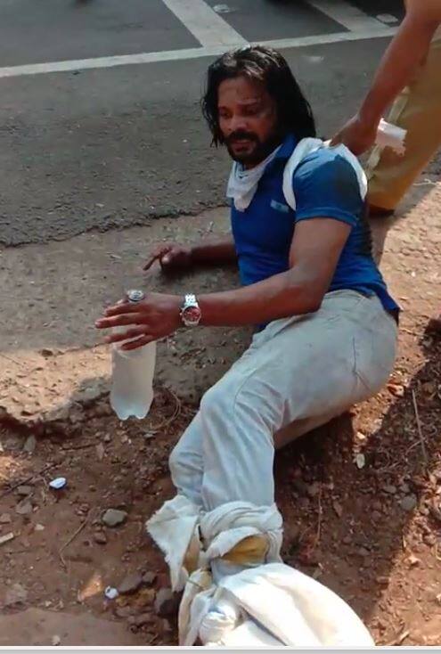 ഇരിട്ടി തളിപ്പറമ്പ് സംസ്ഥാന പാതയിലേക്ക് കടന്നതോടെ വേഗത കൂടി. ഈ സമയം സാഹസികനെ പറ്റി പോലീസ് വിവിധ സ്റ്റേഷനുകളിലേക്ക് വിവരങ്ങൾ കൈമാറിയിരുന്നു. ഇരിട്ടി തളിപ്പറമ്പ് സംസ്ഥാന പാതയിലേക്ക് കടന്നതോടെ വേഗത കൂടി. ഈ സമയം സാഹസികനെ പറ്റി പോലീസ് വിവിധ സ്റ്റേഷനുകളിലേക്ക് വിവരങ്ങൾ കൈമാറിയിരുന്നു.