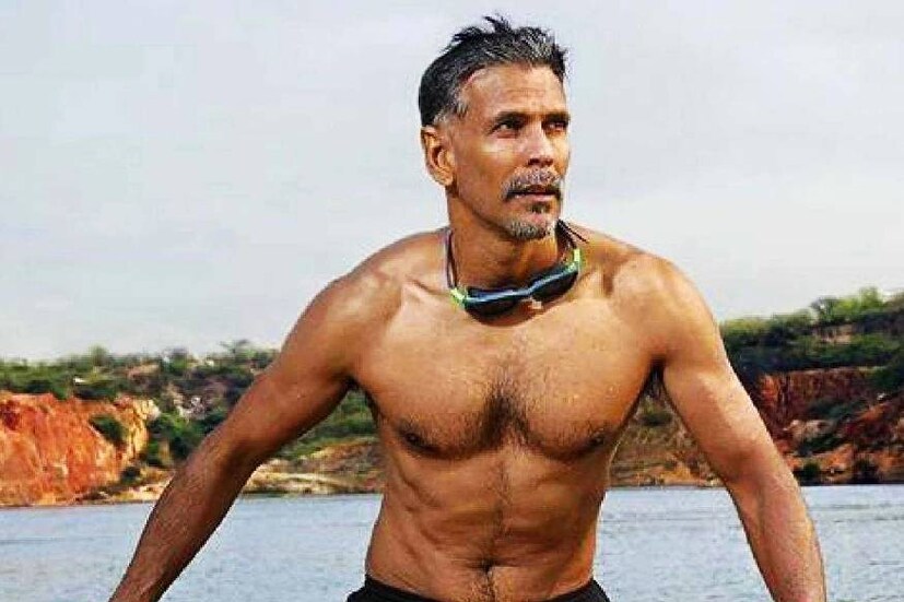  25 വർഷങ്ങൾക്ക് മുൻപേ ഇന്ത്യൻ മോഡലിംഗ് രംഗത്ത് ഏവരെയും ഞെട്ടിച്ച പരസ്യമായിരുന്നു ടഫ് ഷൂസിന്റെ മോഡലുകളായി മിലിന്ദ് സോമനും മോഡലും മുൻ മിസ് ഇന്ത്യയുമായ മധു സപ്രെയും നഗ്നരായി പോസ് ചെയ്തത്. ഇവർക്കെതിരെ അന്ന് മുംബൈ പോലീസ് കേസ് രജിസ്റ്റർ ചെയ്തിരുന്നു. തന്റെ സോഷ്യൽ മീഡിയ ഹാൻഡിലുകളിൽ പോസ്റ്റ് ചെയ്തു ആ ചിത്രത്തിന്റെ ഓർമ്മ പുതുക്കുകയാണ് മിലിന്ദ്