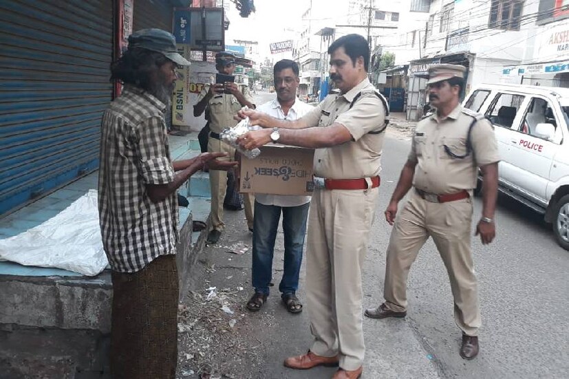  തെരുവിൽ വിശക്കുന്നവർക്ക് ആഹാരവുമായി കൊച്ചിയിലെ രണ്ട് പോലീസ് ഉദ്യോഗസ്ഥർ