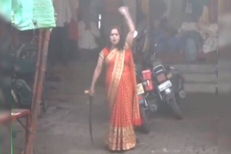 കൂട്ടം കൂടിയുള്ള ആരാധന തടഞ്ഞു: പൊലീസിന് നേരെ വാളെടുത്ത് സ്വയം പ്രഖ്യാപിത ആൾദൈവം കൂട്ടം കൂടിയുള്ള ആരാധന തടഞ്ഞു: പൊലീസിന് നേരെ വാളെടുത്ത് സ്വയം പ്രഖ്യാപിത ആൾദൈവം