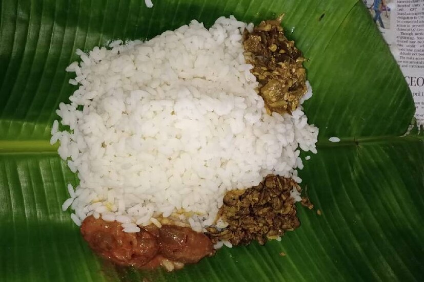  ലോക്ക് ഡൗൺ കാലത്ത് ആശ്വാസമായി ആലപ്പുഴയിൽ ജനകീയ ഹോട്ടലുകളുടെ ശൃoഖല. ഹോട്ടലുകളിൽ എത്തുന്നവർക്ക് 20 രൂപ നിരക്കിൽ പാഴ്സൽ ലഭിക്കും. വീടുകളിൽ എത്തിച്ച് നൽകണമെങ്കിൽ 25 രൂപയാണ് നിരക്ക്.