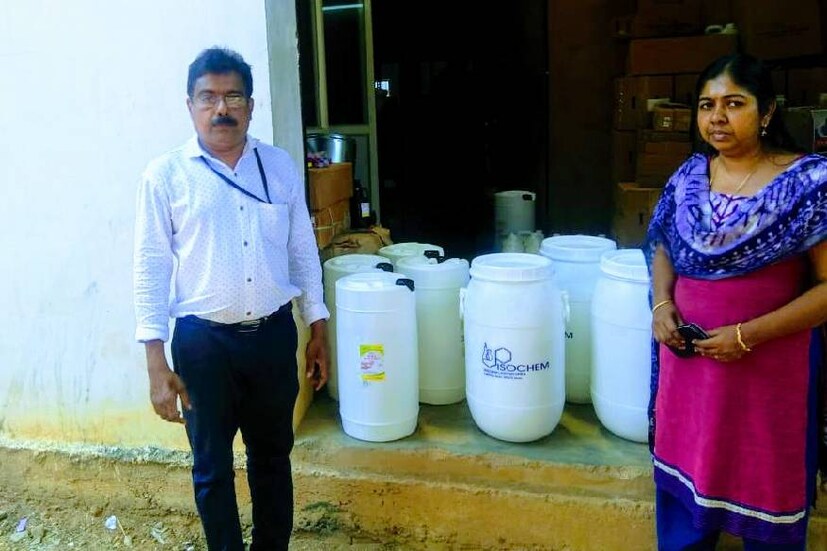  എറണാകുളം അങ്കമാലിയിൽ 1000 ലിറ്റർ സാനിറ്റൈസർ ഡ്രഗ്സ് ഇന്റലിജൻസ് വിഭാഗം നടത്തിയ റെയ്ഡിൽ പിടിച്ചെടുത്തു.