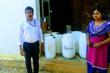 അങ്കമാലിയിൽ അനധികൃത സാനിട്ടൈസർ നിർമാണം; പിടിച്ചെടുത്തത് 1000 ലിറ്റർ സാനിറ്റൈസർ അങ്കമാലിയിൽ അനധികൃത സാനിട്ടൈസർ നിർമാണം; പിടിച്ചെടുത്തത് 1000 ലിറ്റർ സാനിറ്റൈസർ