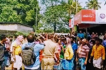 പെരുമ്പാവൂരിലും അതിഥി തൊഴിലാളികളുടെ പ്രതിഷേധം പെരുമ്പാവൂരിലും അതിഥി തൊഴിലാളികളുടെ പ്രതിഷേധം