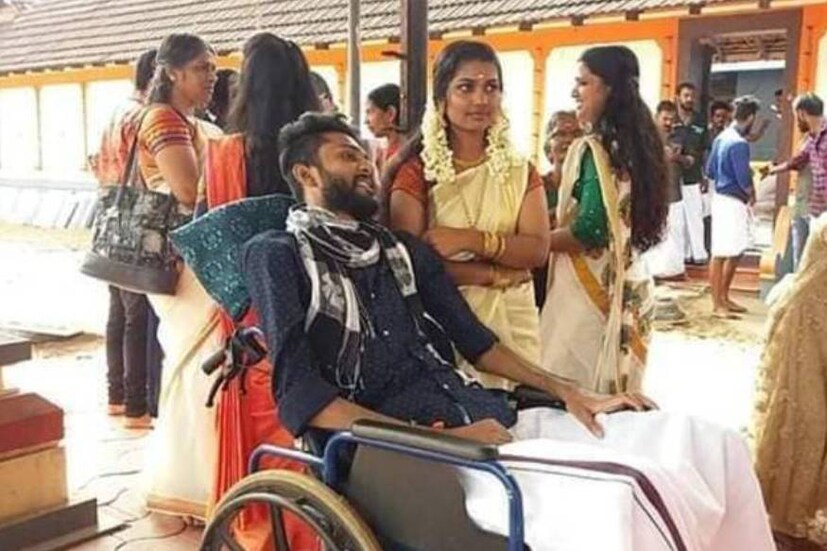  ആറു വർഷം മുമ്പ് നടന്ന ഒരു ബൈക്ക് ആക്‌സിഡന്റില്‍ പരുക്ക് പറ്റി നെഞ്ചിന് താഴെ മുഴുവന്‍ തളര്‍ന്ന് കിടക്കയിലാണ് പ്രണവ്. എന്നാലും പ്രണവിനെ കൈവിടാന്‍ പ്രണയിനി ഷഹാനയ്ക്കായില്ല