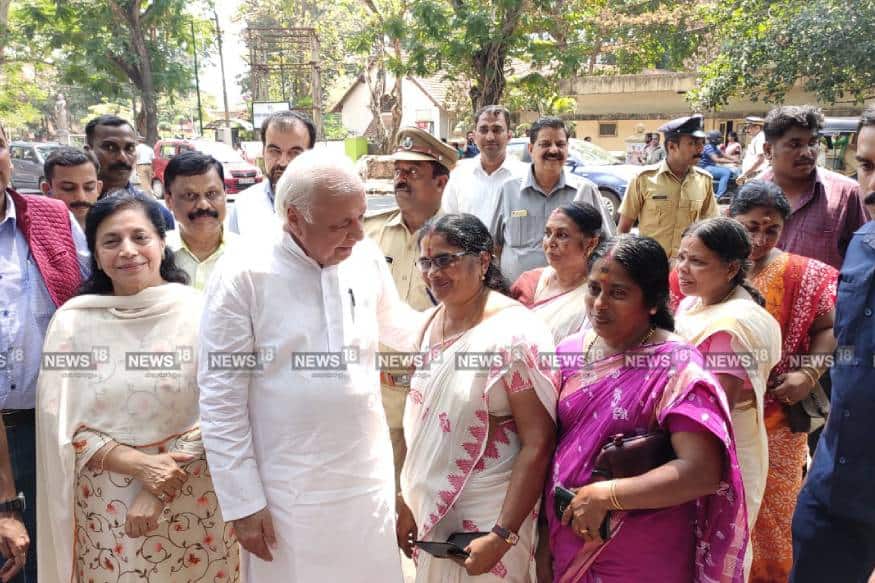 രാജ്ഭവനിലെ സുരക്ഷാ ചട്ടങ്ങളോ പതിവ് പ്രോട്ടോകോളോ ഇല്ല, ഗവര്ണര് ആരിഫ് മുഹമ്മദ് ഖാനും കുടുംബവുമായിരുന്നു വെള്ളയമ്പലം കവടിയാര് റോഡിൽ പൊങ്കാലത്തിരക്കിനിടയിലെ ആവേശക്കാഴ്ച. രാജ്ഭവനിലെ സുരക്ഷാ ചട്ടങ്ങളോ പതിവ് പ്രോട്ടോകോളോ ഇല്ല, ഗവര്ണര് ആരിഫ് മുഹമ്മദ് ഖാനും കുടുംബവുമായിരുന്നു വെള്ളയമ്പലം കവടിയാര് റോഡിൽ പൊങ്കാലത്തിരക്കിനിടയിലെ ആവേശക്കാഴ്ച.