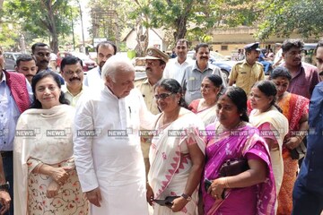 മുണ്ടും ജുബ്ബയുമിട്ട് ഗവർണർ; ആറ്റുകാൽ പൊങ്കാല കാണാൻ ഗവർണറും ഭാര്യയും