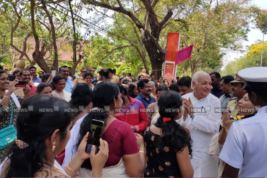 പൊങ്കാല നിവേദ്യം തയ്യാറാകുന്ന സമയമായപ്പൊഴേക്കും ഗവർണറും ഭാര്യയും രാജ്ഭവനിൽ നിന്നിറങ്ങി റോഡിലെത്തി. പൊങ്കാല നിവേദ്യം തയ്യാറാകുന്ന സമയമായപ്പൊഴേക്കും ഗവർണറും ഭാര്യയും രാജ്ഭവനിൽ നിന്നിറങ്ങി റോഡിലെത്തി.