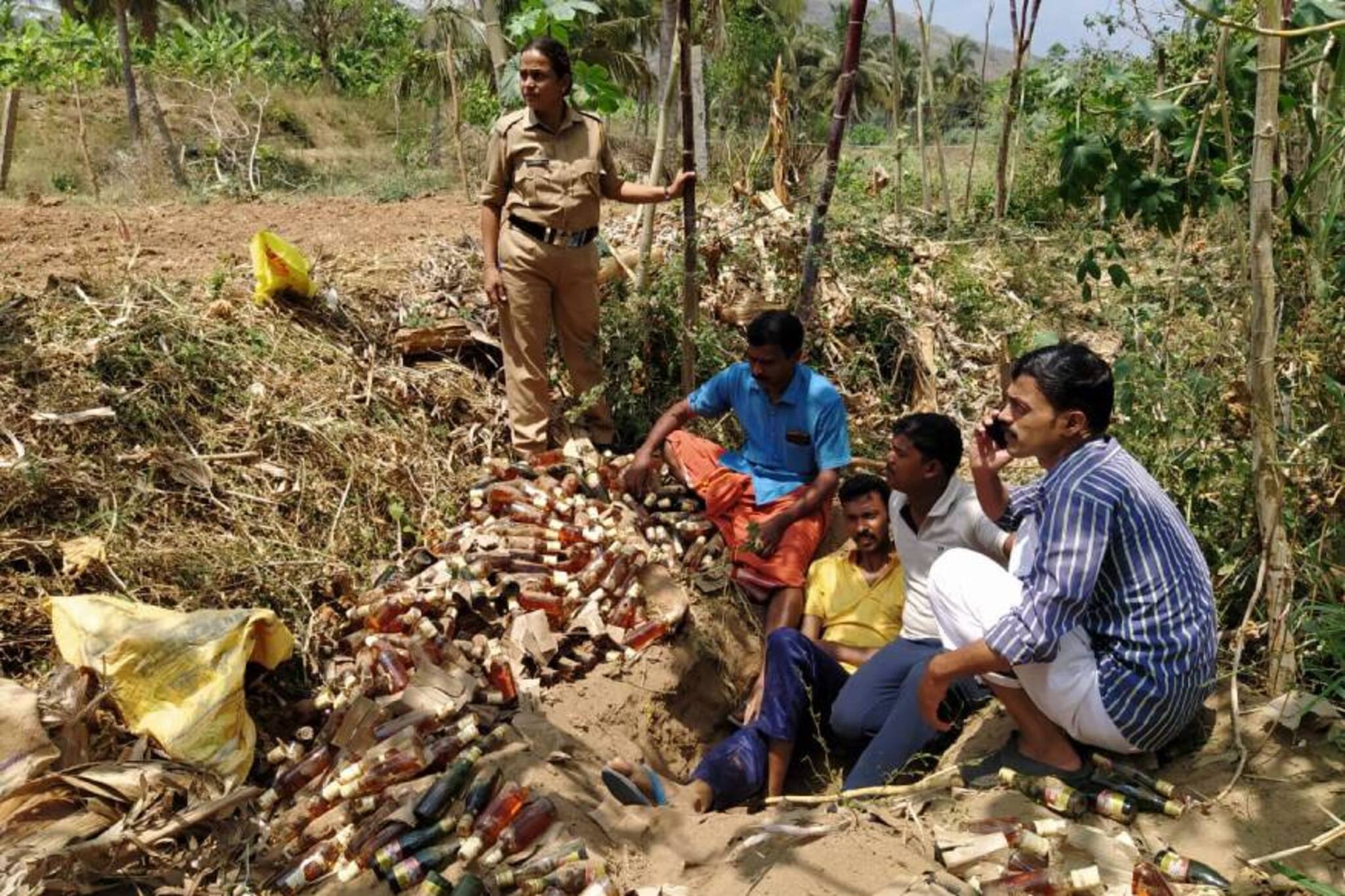 എക്സൈസിന് കിട്ടിയ 'മദ്യനിധി'; അട്ടപ്പാടിയിൽ കുഴിച്ചെടുത്തത് 148.5 ലിറ്റർ മദ്യം