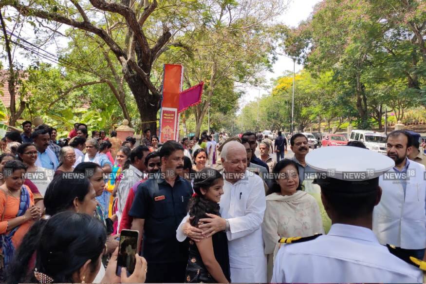 കുഞ്ഞുങ്ങളെ താലോലിച്ചു, ഫോട്ടോ എടുത്തോട്ടെ എന്ന് ചോദിച്ചവർക്കൊപ്പം ഒരു മടിയുമില്ലാതെ സെൽഫി. കുഞ്ഞുങ്ങളെ താലോലിച്ചു, ഫോട്ടോ എടുത്തോട്ടെ എന്ന് ചോദിച്ചവർക്കൊപ്പം ഒരു മടിയുമില്ലാതെ സെൽഫി.